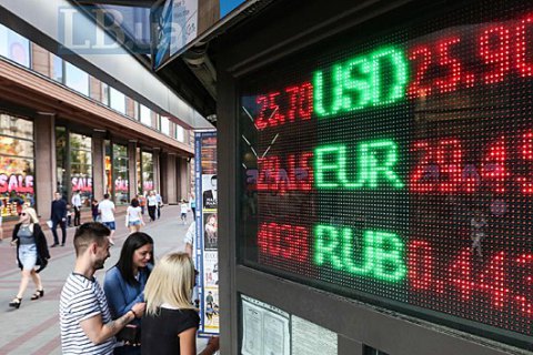 ​Украинцы в мае продали рекордный объем валюты
