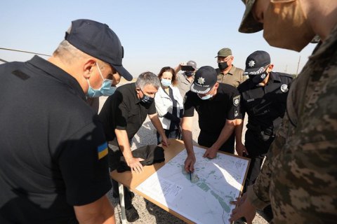 Аваков прилетел на Харьковщину на совещание штаба по тушению лесных пожаров (обновлено)