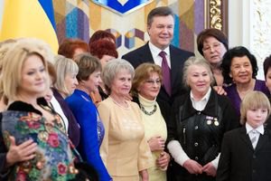 Янукович поздравил украинок с Днем матери