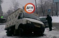 На Голосеевском проспекте в Киеве под колесами грузовика провалился асфальт 