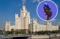 На одном из символов Москвы вывесили флаг Украины
