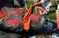 У Канаді мітингувальники повалили монументи британських королев Вікторії та Єлизавети II