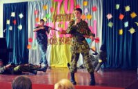 В школе Донецка дети на сцене имитировали расстрел украинцев