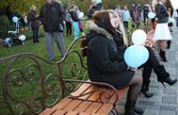 В Днепропетровске на Набережной установили «рекордную» 50-метровую лавочку