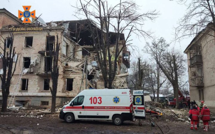 В Кривому Розі внаслідок влучання ракети в будинок є загиблі і поранені (оновлено)