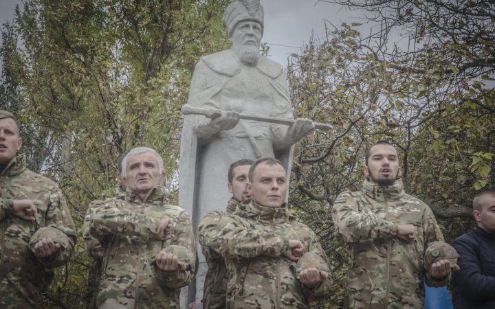 Российские захватчики снесли в Мангуше памятник Гетману Сагайдачному, - Андрющенко
