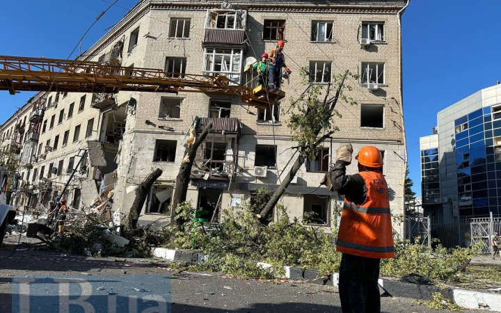Двоє підлітків та дві жінки постраждали під час авіаудару по Харкову (оновлено)