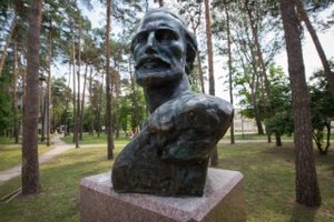Власти Киева открыли в парке КПИ памятник черногорскому правителю Негошу