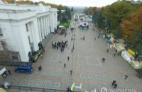 Под Верховной Радой осталось несколько десятков митингующих 