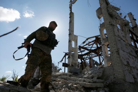 На Донбассе получили ранения трое украинских военных