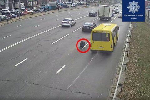 ​В Киеве у маршрутки на ходу отвалилось колесо