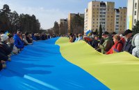 Жители Славутича вышли на акцию за Украину, началась стрельба (обновлено)