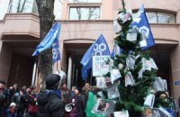 Ахметову принесли "кровавую елку" 