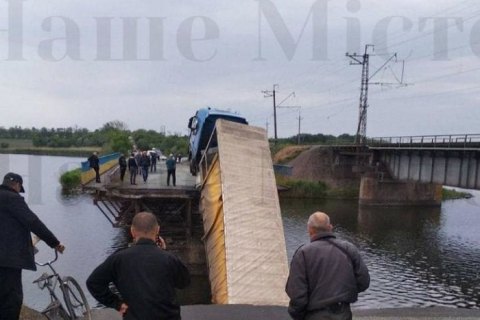 В Днепропетровской области в реку рухнул мост с проезжавшей по нему фурой (обновлено)