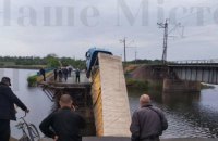 У Дніпропетровській області в річку впав міст, коли по ньому проїжджала фура (оновлено)