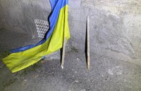 В Одесі чоловік зірвав державний прапор з будівлі та кинув на землю