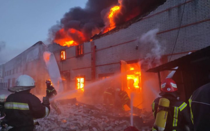 На Київщині внаслідок падіння уламків "шахедів" горіло підприємство