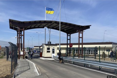 Украина обеспечит вакцинацию от COVID-19 на админграницах с Крымом 