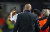 Роналду сделал селфи с выбежавшим на поле фанатом в матче Лиги Чемпионов