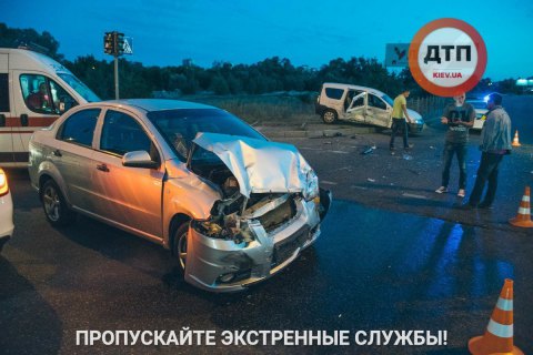 5 человек пострадали в ДТП на Позняках в Киеве 
