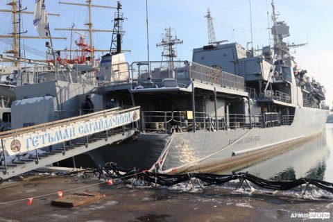 Флагман ВМС "Гетьман Сагайдачний" був спеціально виведений з ладу та покладений на ґрунт, щоб не дістатись загарбникам, - ЗМІ
