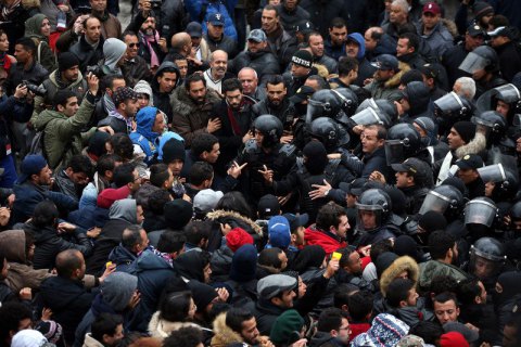 После волны протестов власти Туниса согласились увеличить денежную помощь для бедных