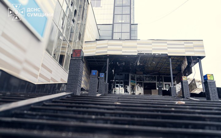 Росіяни вдарили безпілотником по ТРЦ у центрі Сум (оновлено)