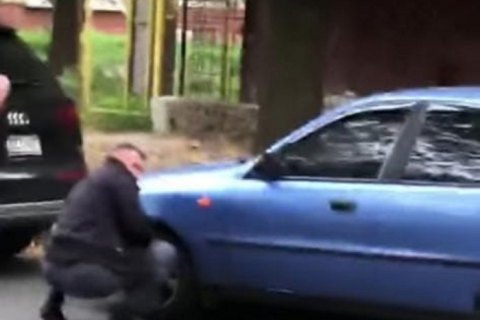 В Чернигове нардеп от "Слуги народа" спустил колеса нескольким авто из-за конфликта за рекламные билборды