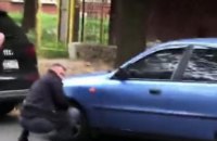 В Чернигове нардеп от "Слуги народа" спустил колеса нескольким авто из-за конфликта за рекламные билборды