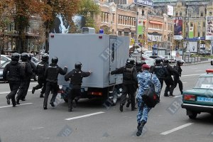"Беркут" не подпустил митингующих к автозаку, Тимошенко отвезли в СИЗО