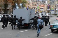 "Беркут" не подпустил митингующих к автозаку, Тимошенко отвезли в СИЗО