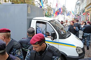 Сторонники Тимошенко обклеили стикерами с ее портретом автозак