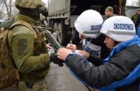 ​Оккупанты полтора часа держали наблюдателей ОБСЕ возле Станицы Луганской: "проверяли" багаж и требовали диппаспорта