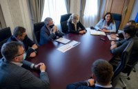 В Офисе президента назвали виновных в повышении цен на горючее 