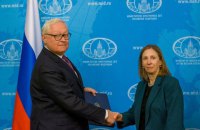 Росія звинувачує посольство США у “фейкових новинах” щодо України та погрожує видворити дипломатів