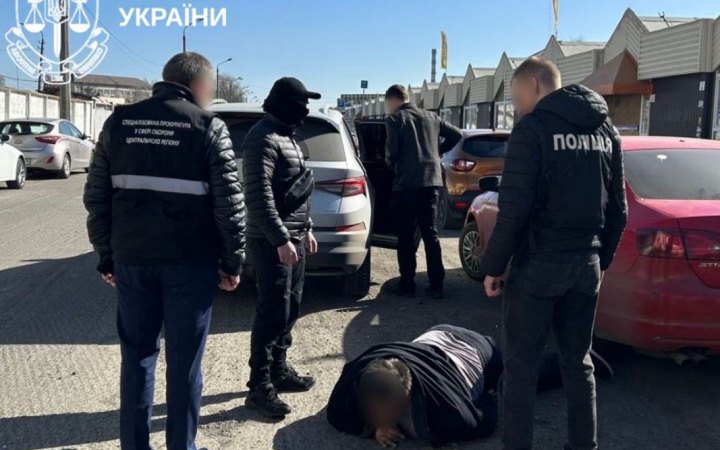 На Київщині чоловіка підозрюють у організації схеми втечі військового за кордон