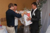 В Винницкой области оппозиционный кандидат агитирует на свадьбах