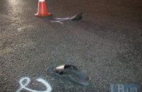 Ночью в Киеве нетрезвый пешеход с бутылкой пива попал под машину, пытаясь перебежать 8-полосную дорогу
