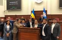 Трибуну Київради заблокували депутати "Слуги народу" і ОПЗЖ