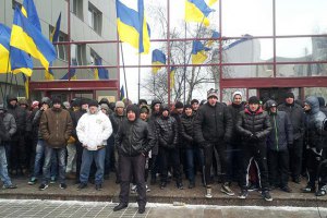 "Титушки" сняли блокаду посольства ЕС