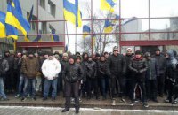 "Титушки" сняли блокаду посольства ЕС