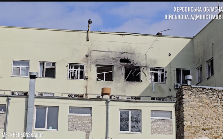 Росіяни вдарили по центру Херсона. Пошкоджено офісну будівлю і будинок