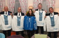 "Шахтар" обдарував офіційну делегацію "Манчестера Сіті" сувенірними паспортами і вишиванками