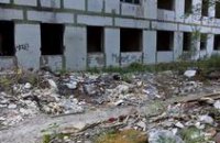 Охотника за металлом привалило козырьком подъезда