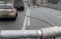 В сети появилось видео падения фонарей на Шулявском мосту