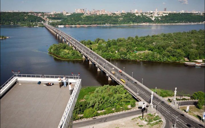 На мосту Патона у Києві сталося пошкодження тепломережі, без опалення залишилися жителі двох мікрорайонів