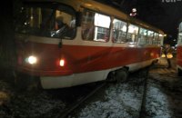 В Киеве трамвай слетел с путей и врезался в дерево