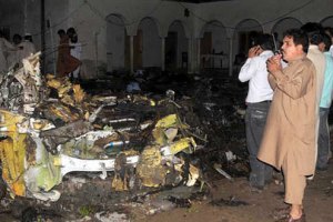 Жертвами крушения самолета в Пакистане стали 127 человек