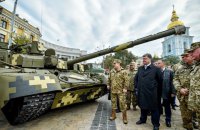 Порошенко открыл выставку военной техники на Михайловской площади