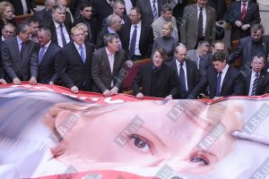 Януковичу пришлось выступать под крики оппозиции 